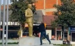 Akyazı’da Atatürk büstüne baltalı saldırı!