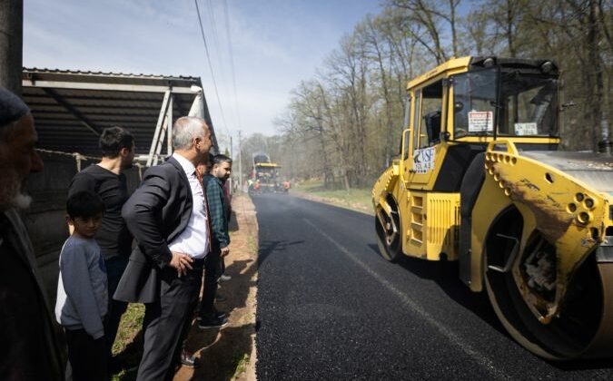 Hendek Belediyesi durmuyor! 6 mahalleye 6 kilometre daha asfalt serildi