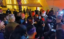 Serdivan Belediye binasının önünde kutlamalar başladı