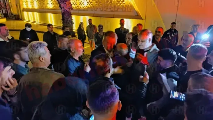 Serdivan Belediye binasının önünde kutlamalar başladı