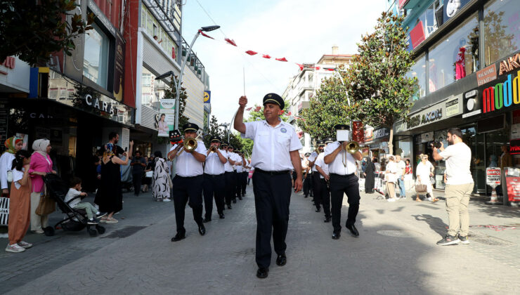 Çark Caddesi Büyükşehir’in orkestrasıyla şenlendi
