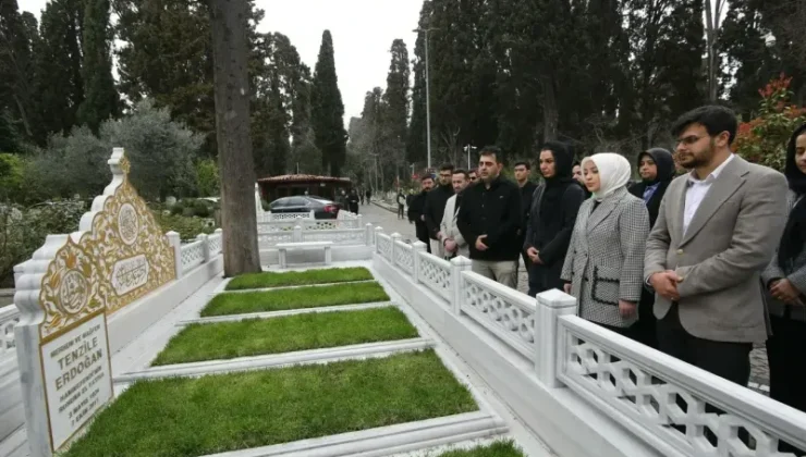 Çiğdem Erdoğan’dan Cumhurbaşkanı Erdoğan’ın annesi Tenzile Erdoğan’ın kabrine ziyaret