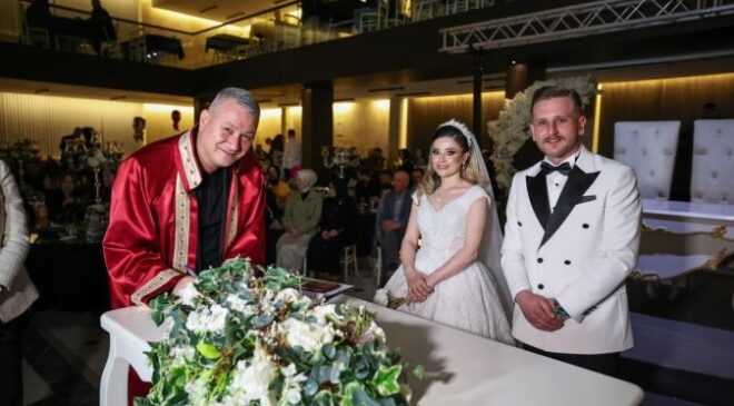 Başkan Çelik, gençlerin mutluluklarına ortak oldu