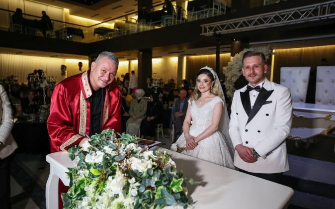 Başkan Çelik, gençlerin mutluluklarına ortak oldu