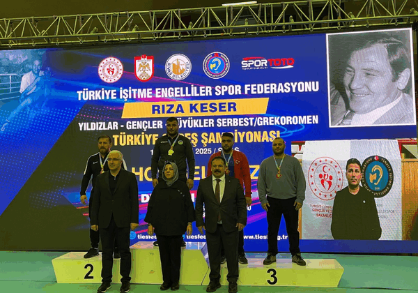 Büyükşehir güreşçileri Sivas’ta şampiyon oldu