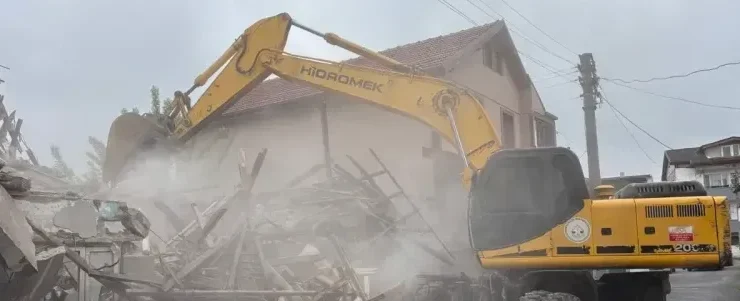 Erenler’de metruk binalar yıkılıyor