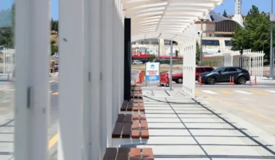 Metrobüs Hattında Durak Montajı Başladı