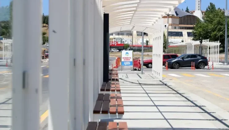 Metrobüs Hattında Durak Montajı Başladı