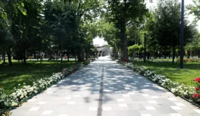 Meydanlar ve Refüjler Çiçek Bahçesine Döndü