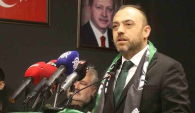 Sakaryaspor’dan Hakem Kararına Sert Tepki: “Yeşil Sahalar Bizim, Siyahlar Sizin Olsun”