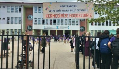 Geyve’de Anlamlı Kermes: Öğretmenler Izgara Başına Geçti, Mahkumların El Emeği Ürünleri DMD Hastası Ahmet’e Umut Oldu