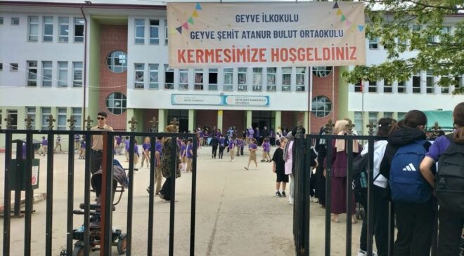 Geyve’de Anlamlı Kermes: Öğretmenler Izgara Başına Geçti, Mahkumların El Emeği Ürünleri DMD Hastası Ahmet’e Umut Oldu