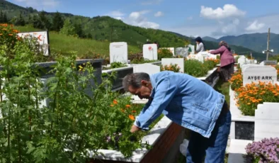 Hendek’te Bayram Arefesinde Mezarlıklarda Duygu Dolu Ziyaret