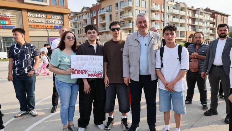 Serdivan’da 19 Mayıs Coşkusu: “Sahne Senin Serdivan”da Gençler Yeteneklerini Sergiledi
